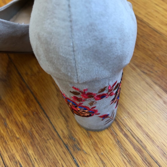 Restricted Women's Elegant Tan Heels - Picture 4 of 5